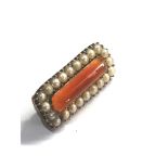 Small 9ct gold antique agate and pearl brooch measures approx 2.2cm by 9mm