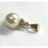 18ct gold cultured pearl and diamond pendant 1.8g