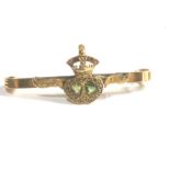 Victorian 9ct gold jubilee peridot and pearl brooch measures approx 4.3cm by 1.7cm pearl to crown