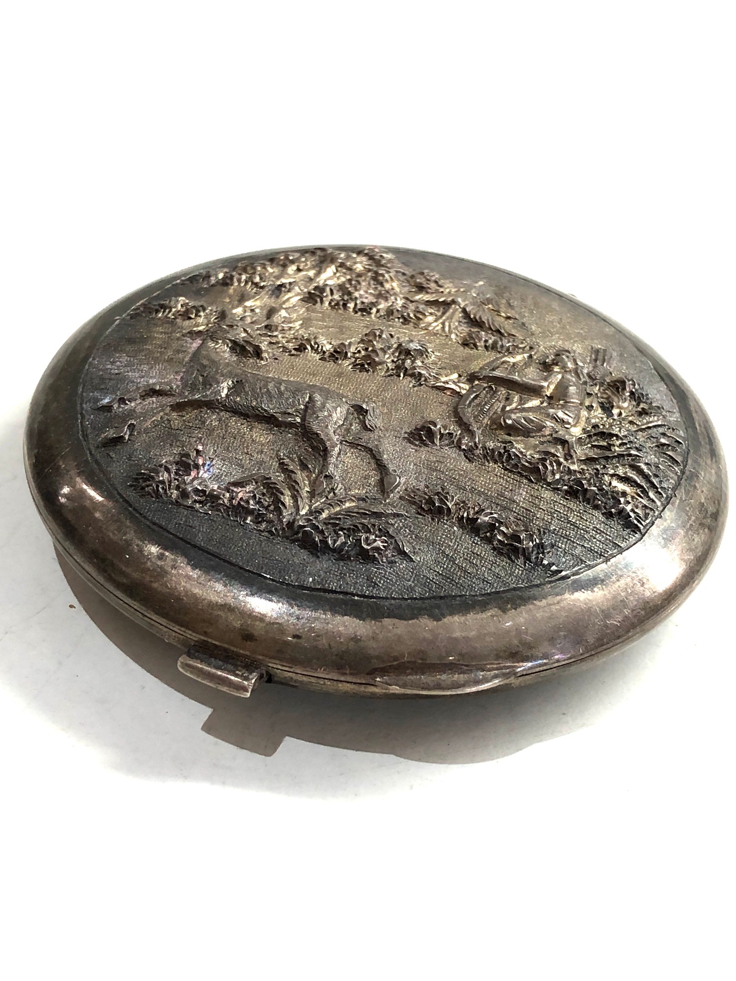 Decorative embossed scene silver compact weight 98g - Image 2 of 4