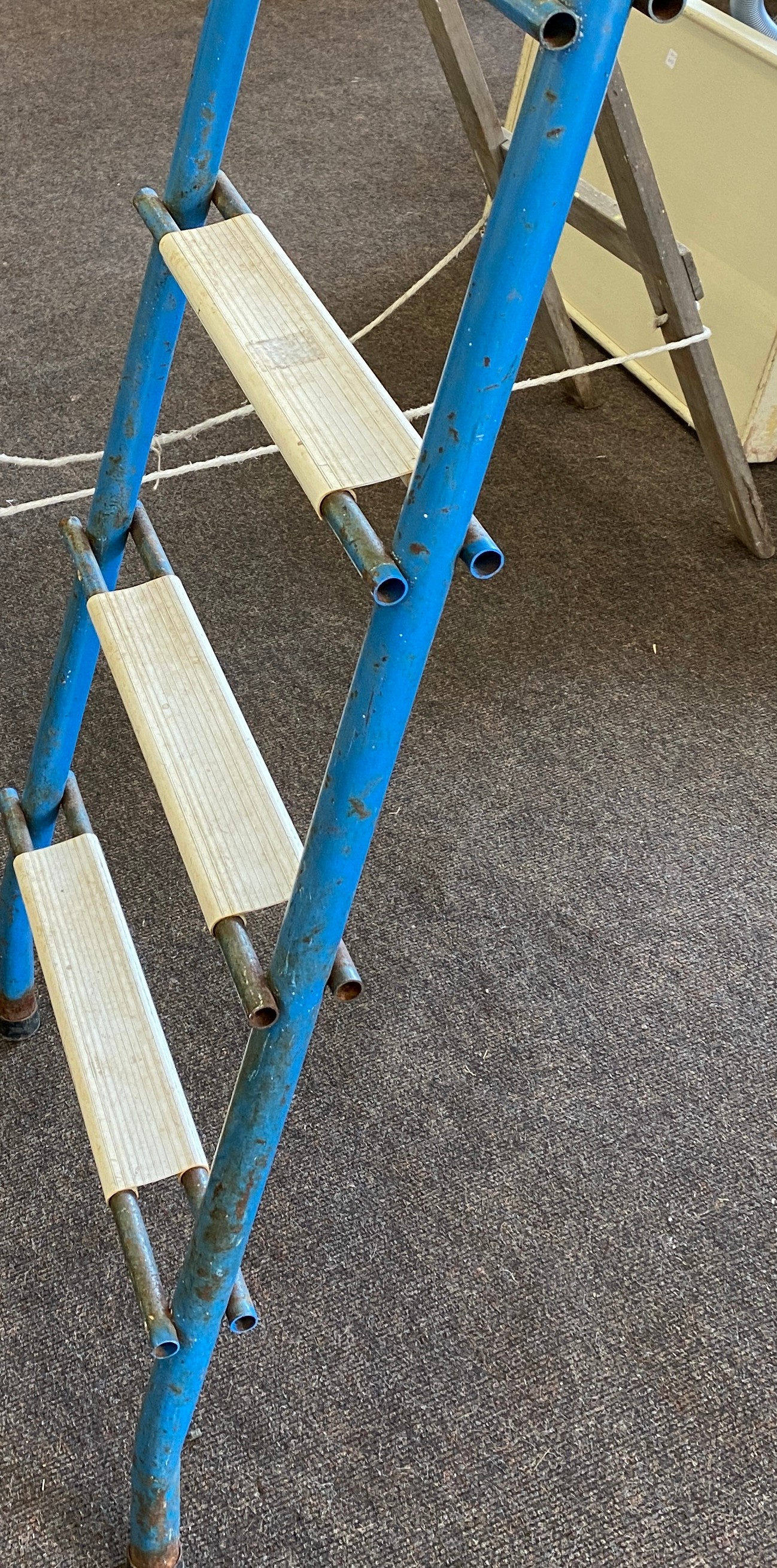 Pair wooden ladders and a pair of metal ladders - Bild 4 aus 6