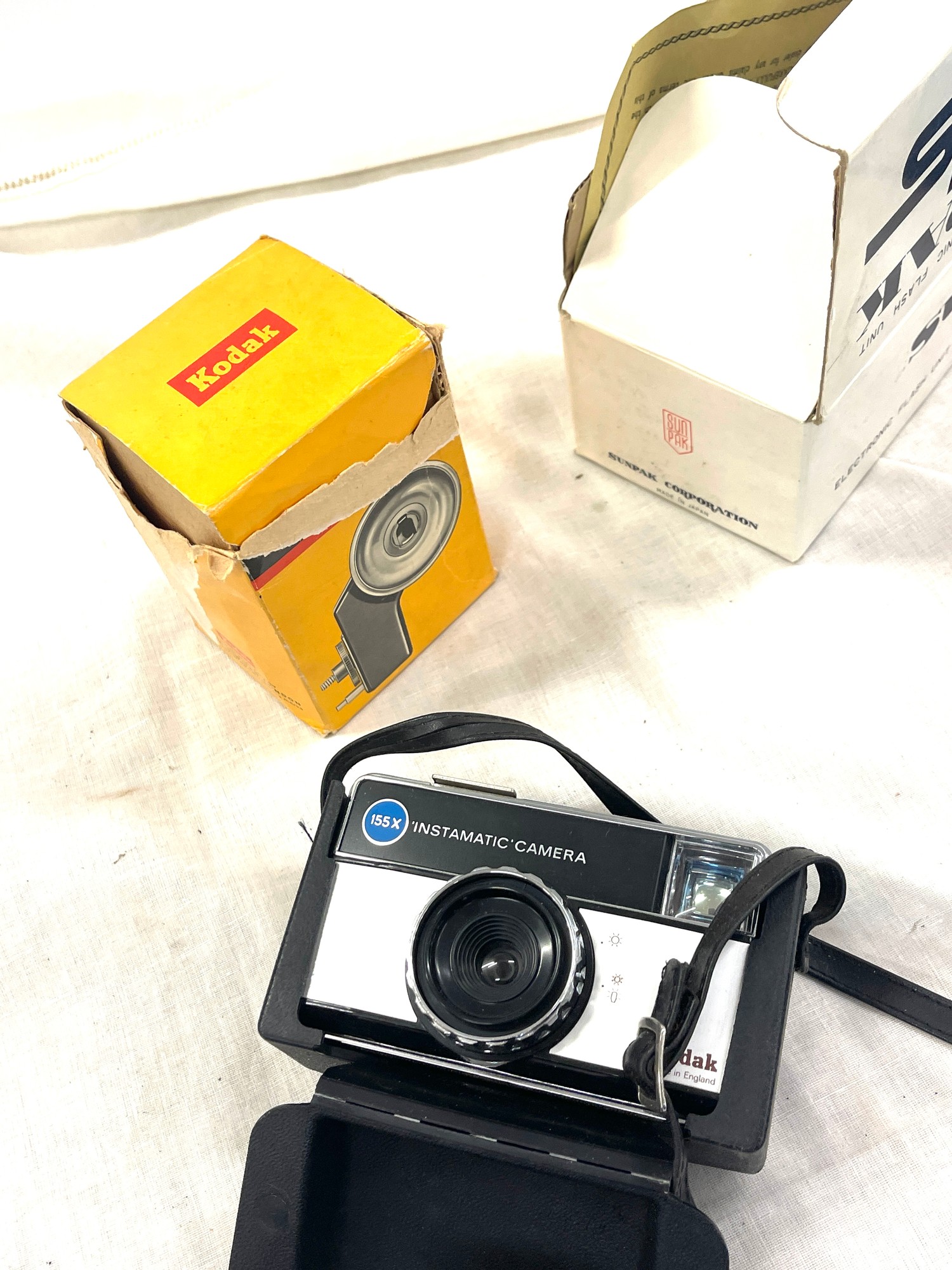 Selection of camera and camera accessories, Kodak Instamatic, instamatic 233 etc - Image 4 of 4