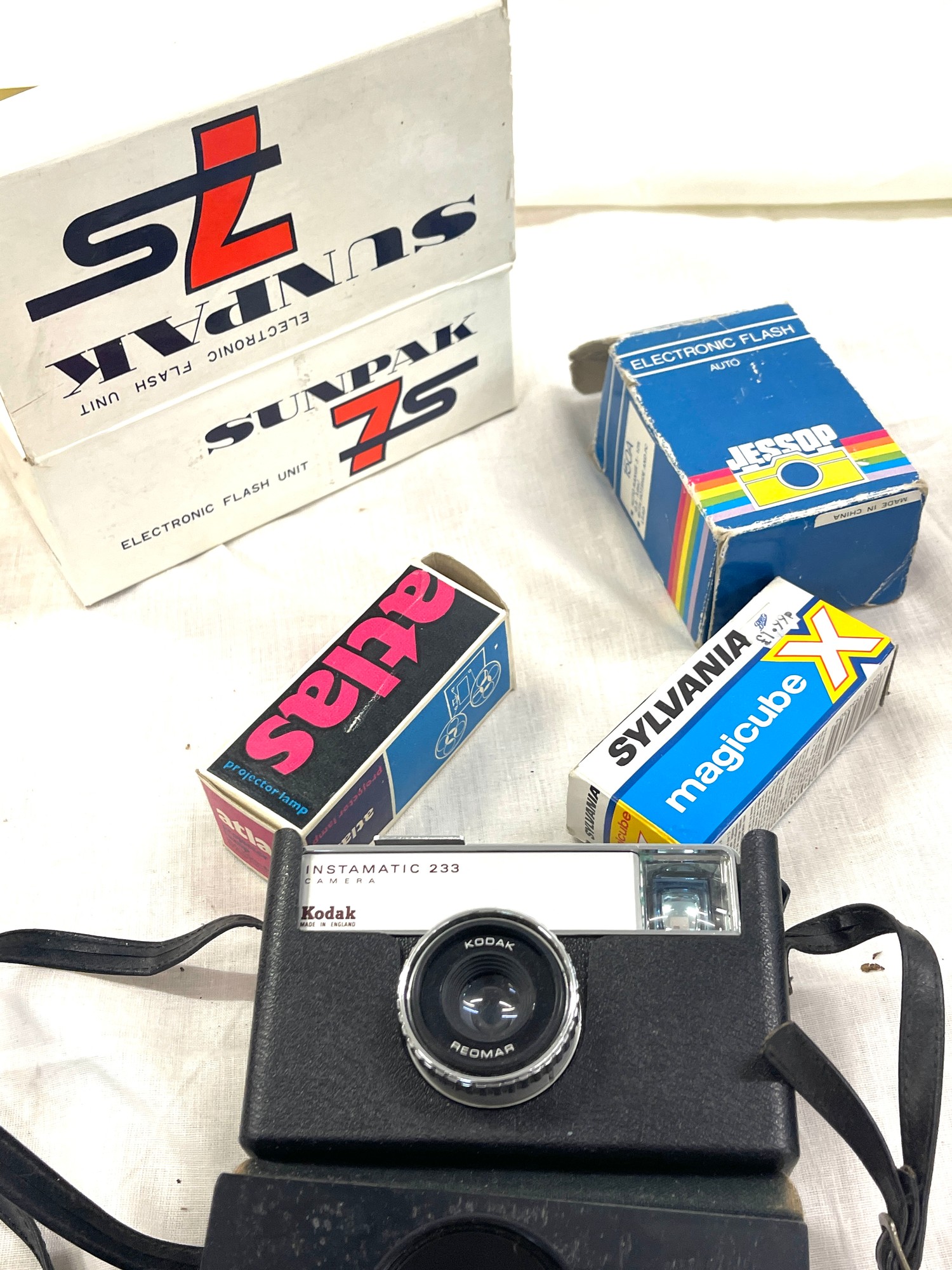 Selection of camera and camera accessories, Kodak Instamatic, instamatic 233 etc - Image 3 of 4