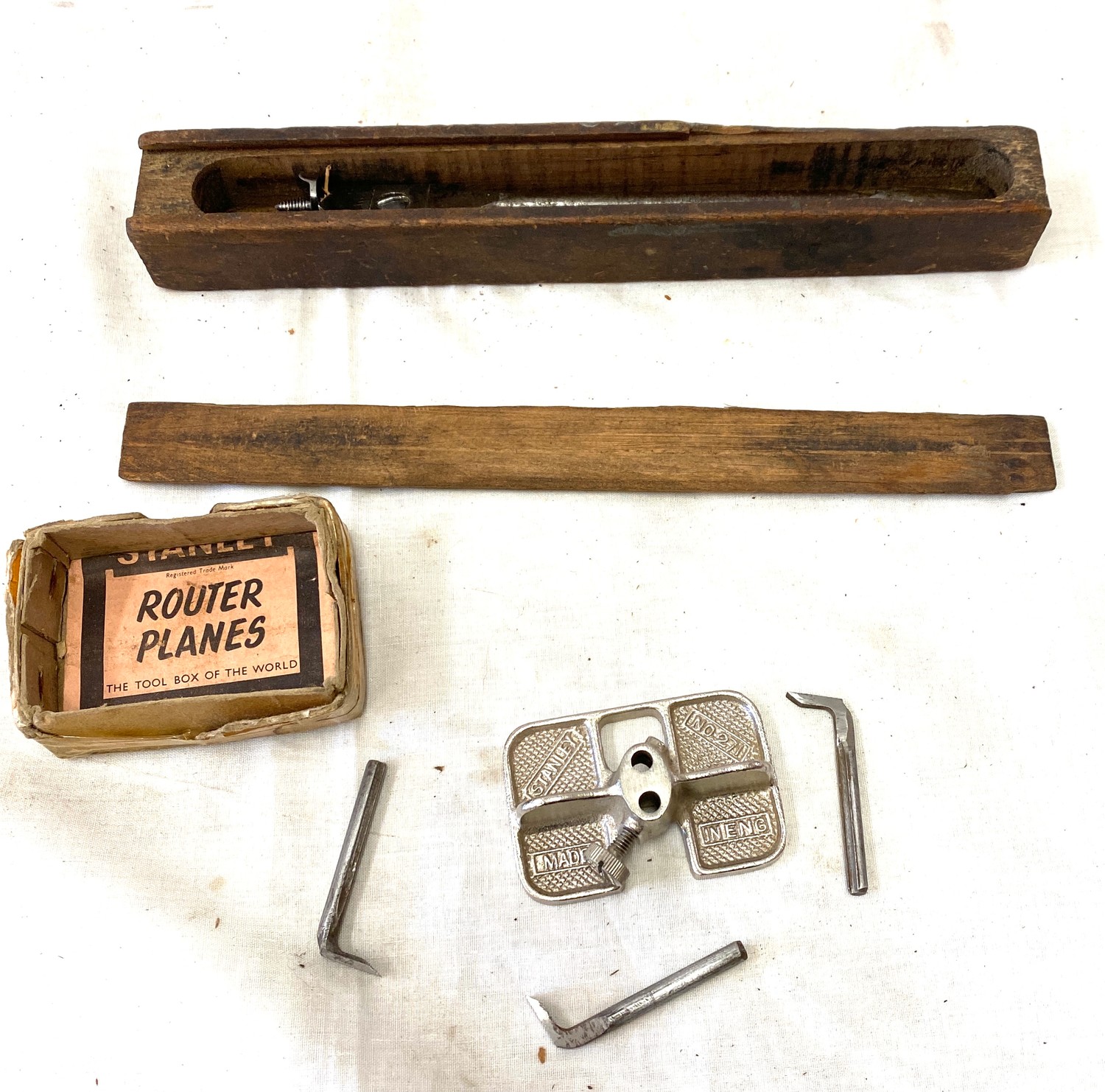 Adjustable drill bit in wooden case and a Stanley router plane 271 - Image 2 of 4