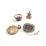 Selection of antique jewellery inc 9ct ring mourning locket and brooch etc