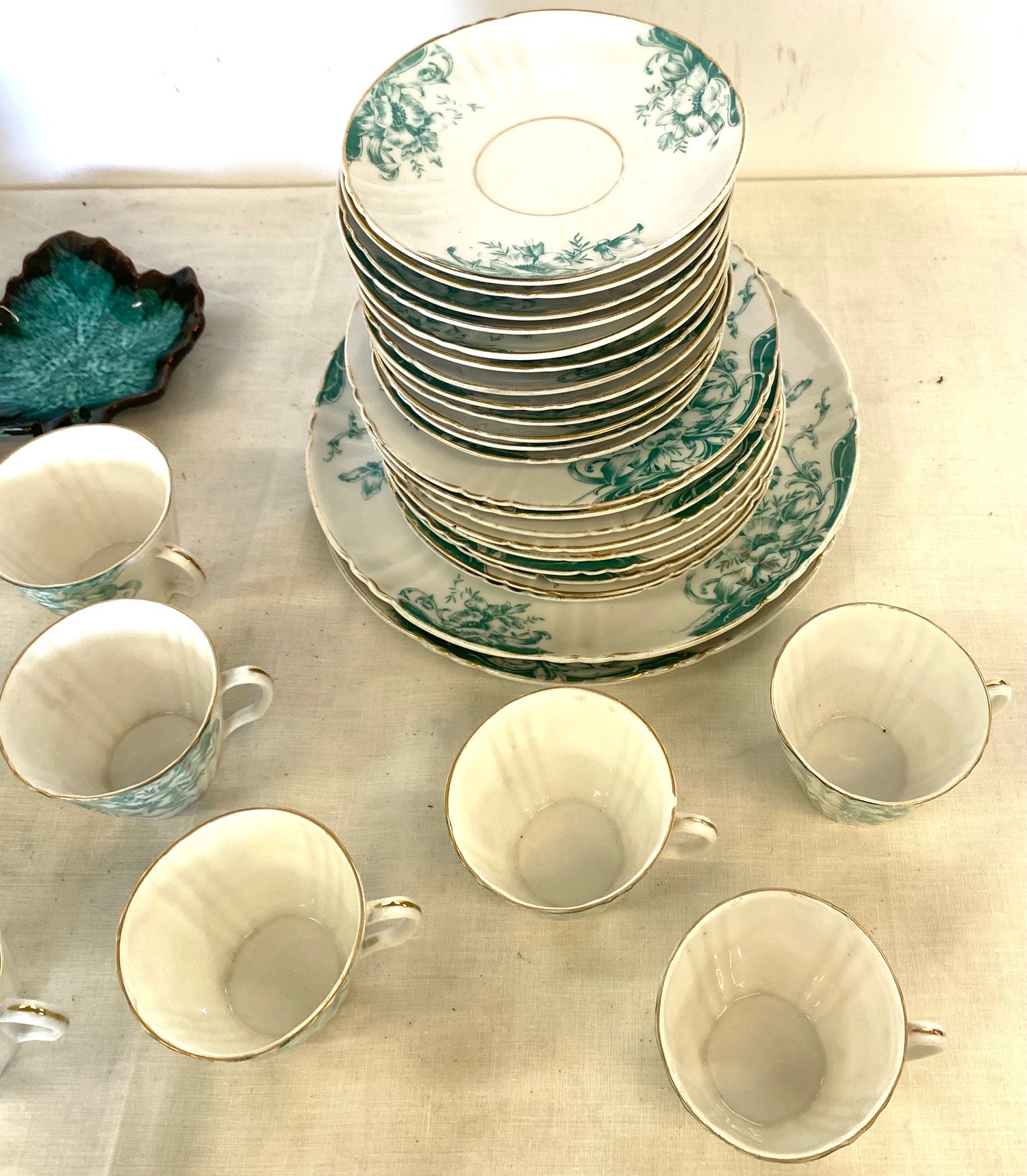 Part victorian tea set and 4 pieces of Canadian pottery - Image 2 of 5