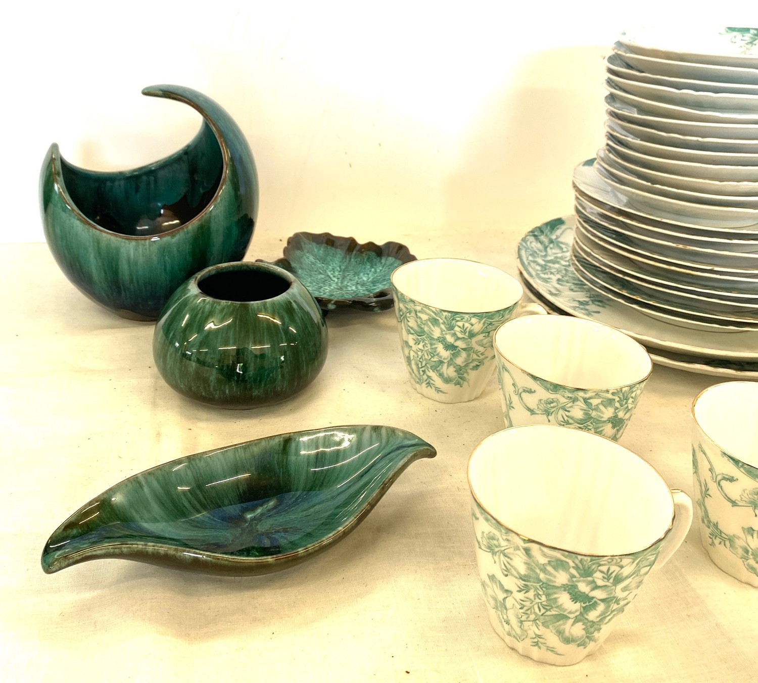 Part victorian tea set and 4 pieces of Canadian pottery - Image 4 of 5