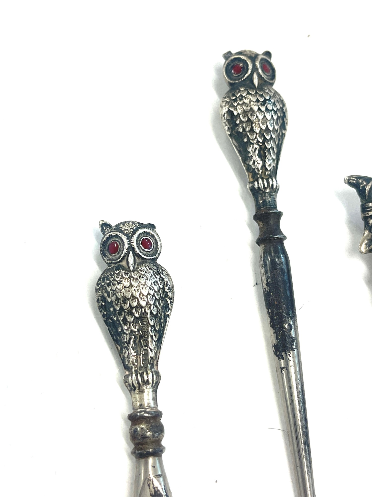 Antique silver handled shoe horns and button hook, owls with red eyes and Mr Punch - Image 3 of 3