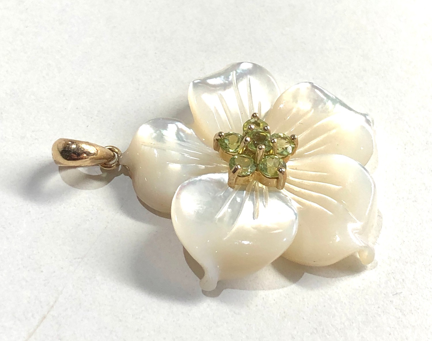 9ct gold mop & peridot flower pendant measures approx 3.7cm drop 3cm wide - Image 2 of 3