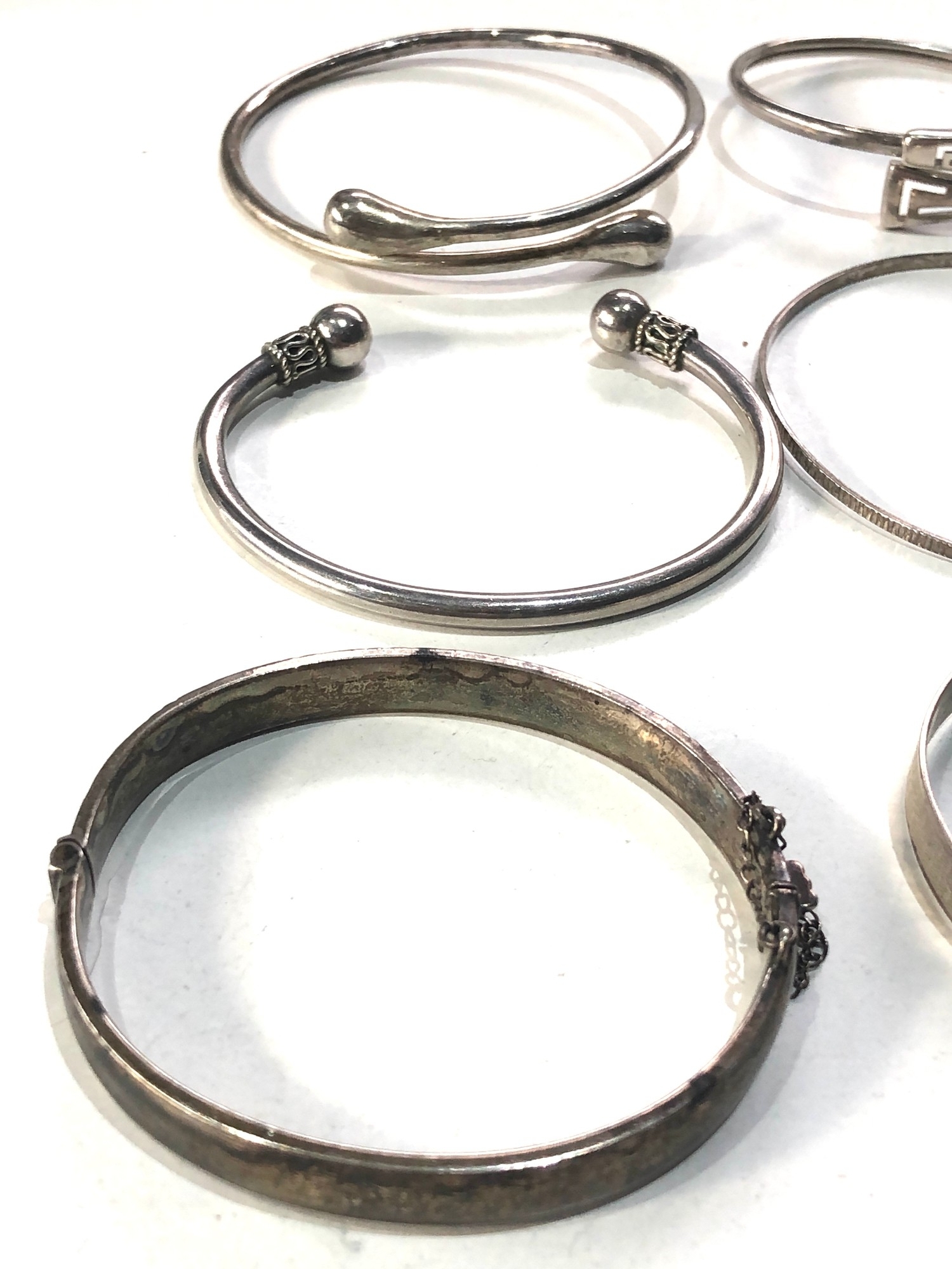 Selection of vintage silver jeweller bangles weight 60g - Image 2 of 3