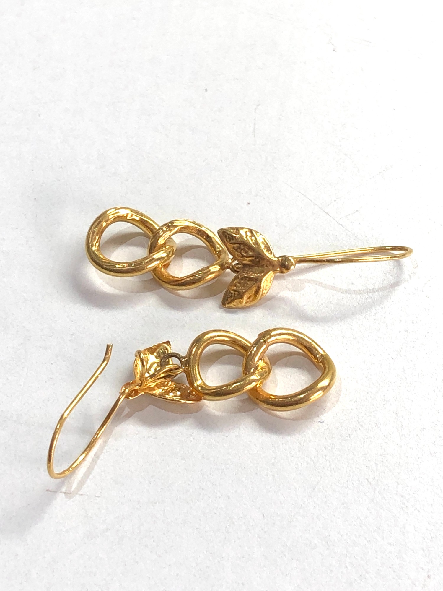 18ct gold textured drop earrings with foliate design 3.5g - Image 2 of 2