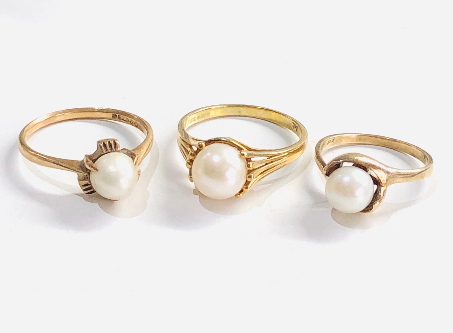 3 x 9ct gold pearl rings 6.5g - Image 2 of 3