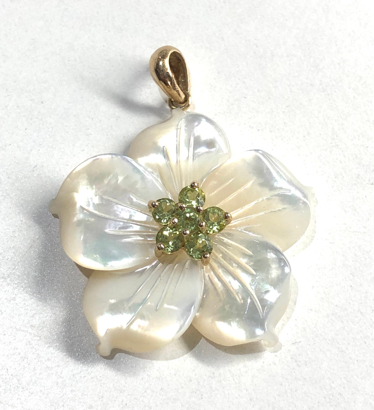 9ct gold mop & peridot flower pendant measures approx 3.7cm drop 3cm wide