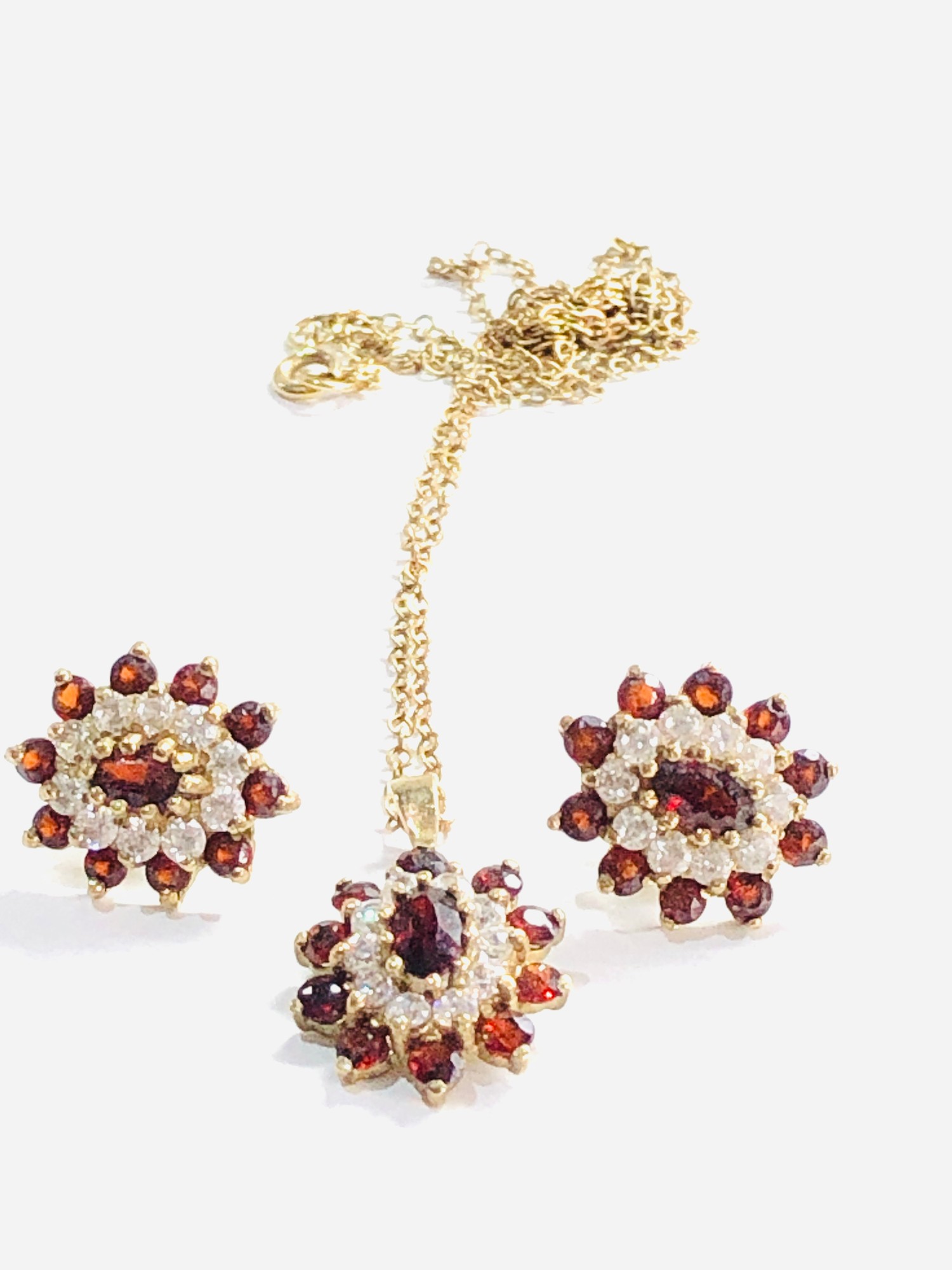 2 x 9ct gold garnet jewellery inc. necklace, earrings 4.8g - Image 2 of 2