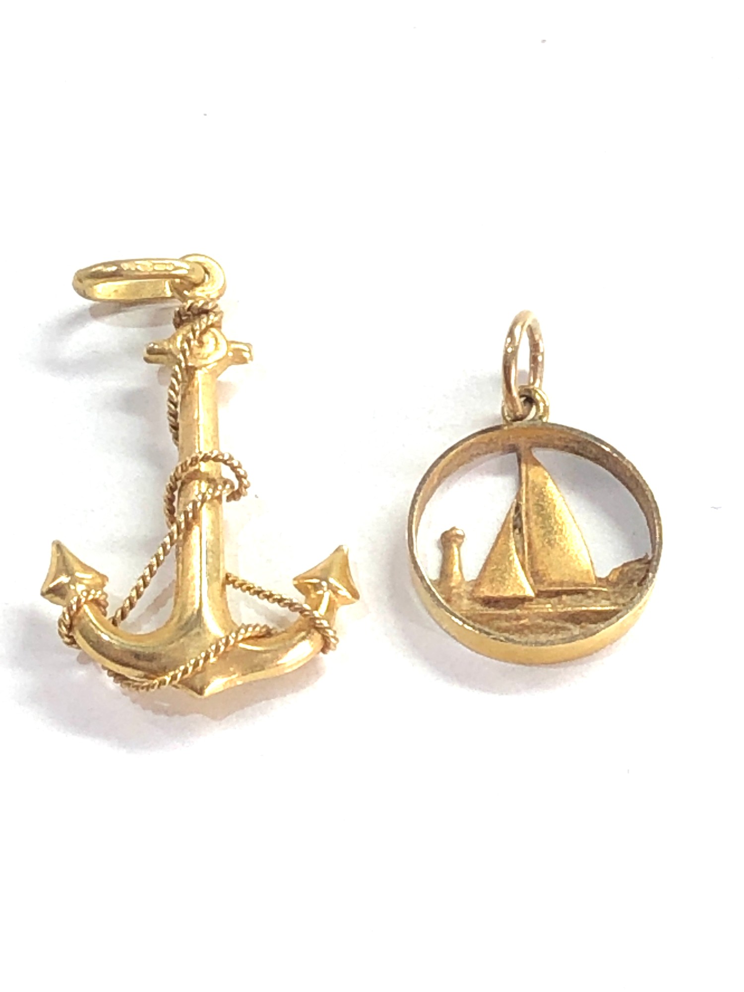 2 x 9ct gold nautical pendants inc. anchor, boat 2.7g