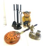 Companion set, jampan, brass figure etc