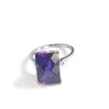 9ct white gold colour changing amethyst ring 4.1g