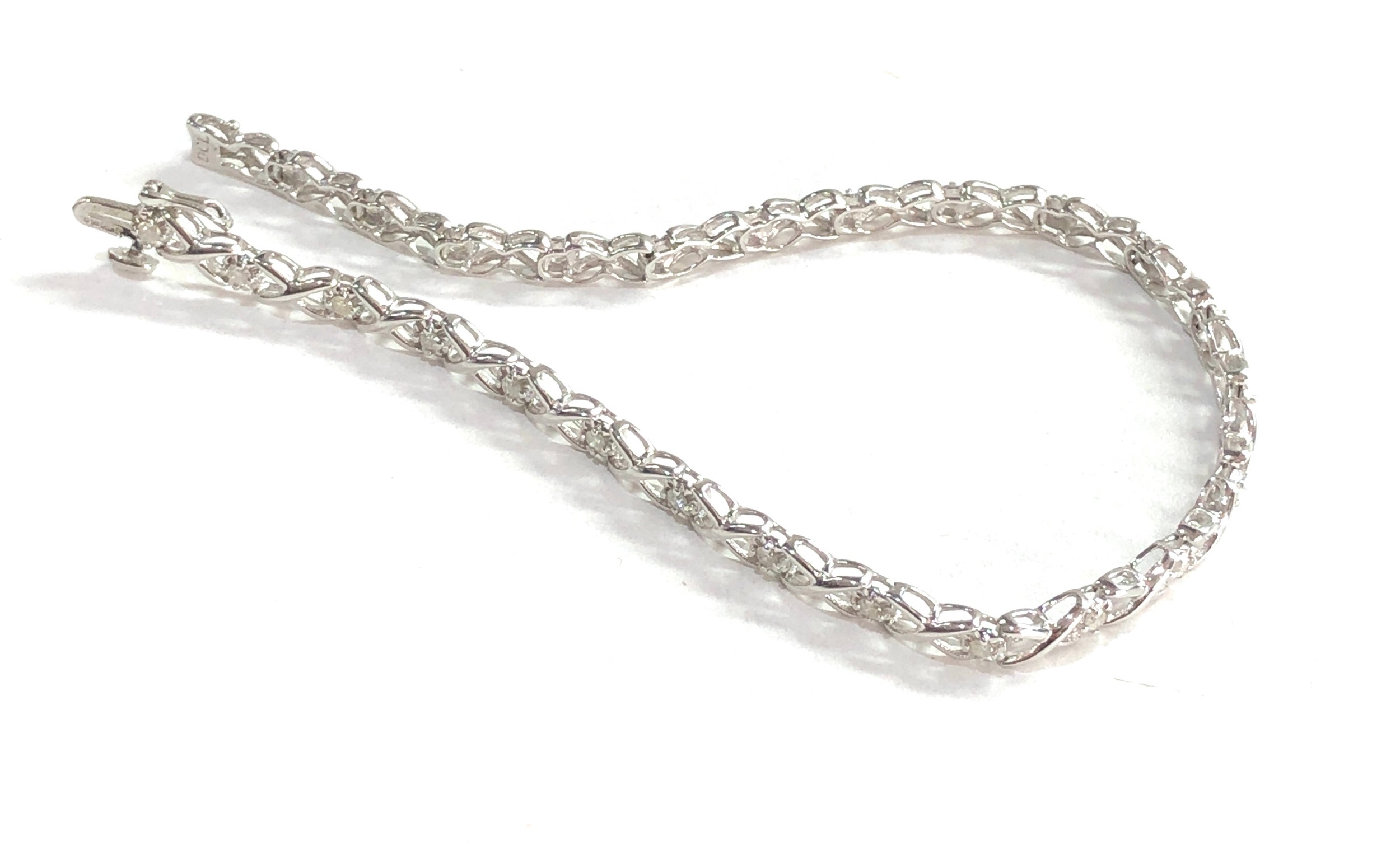 9ct white gold diamond detail tennis bracelet (5.4g) - Image 3 of 3