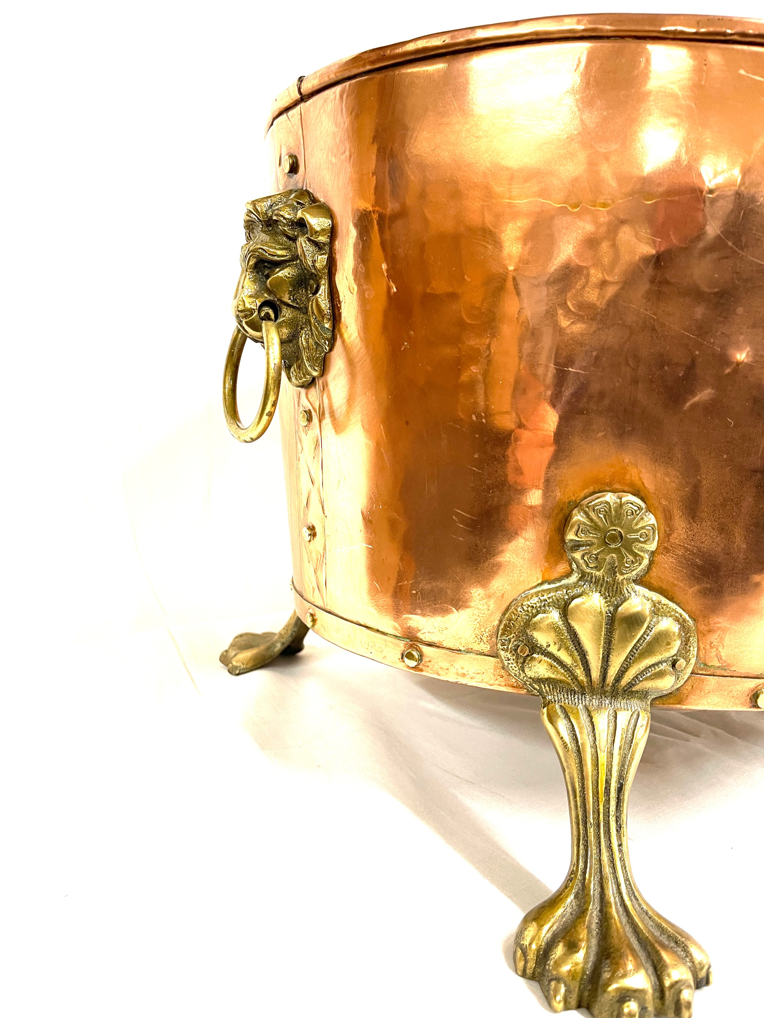 Antique copper log bin with brass claw feet and lion's heads Height 30cm, Width 32 cms - Image 3 of 6
