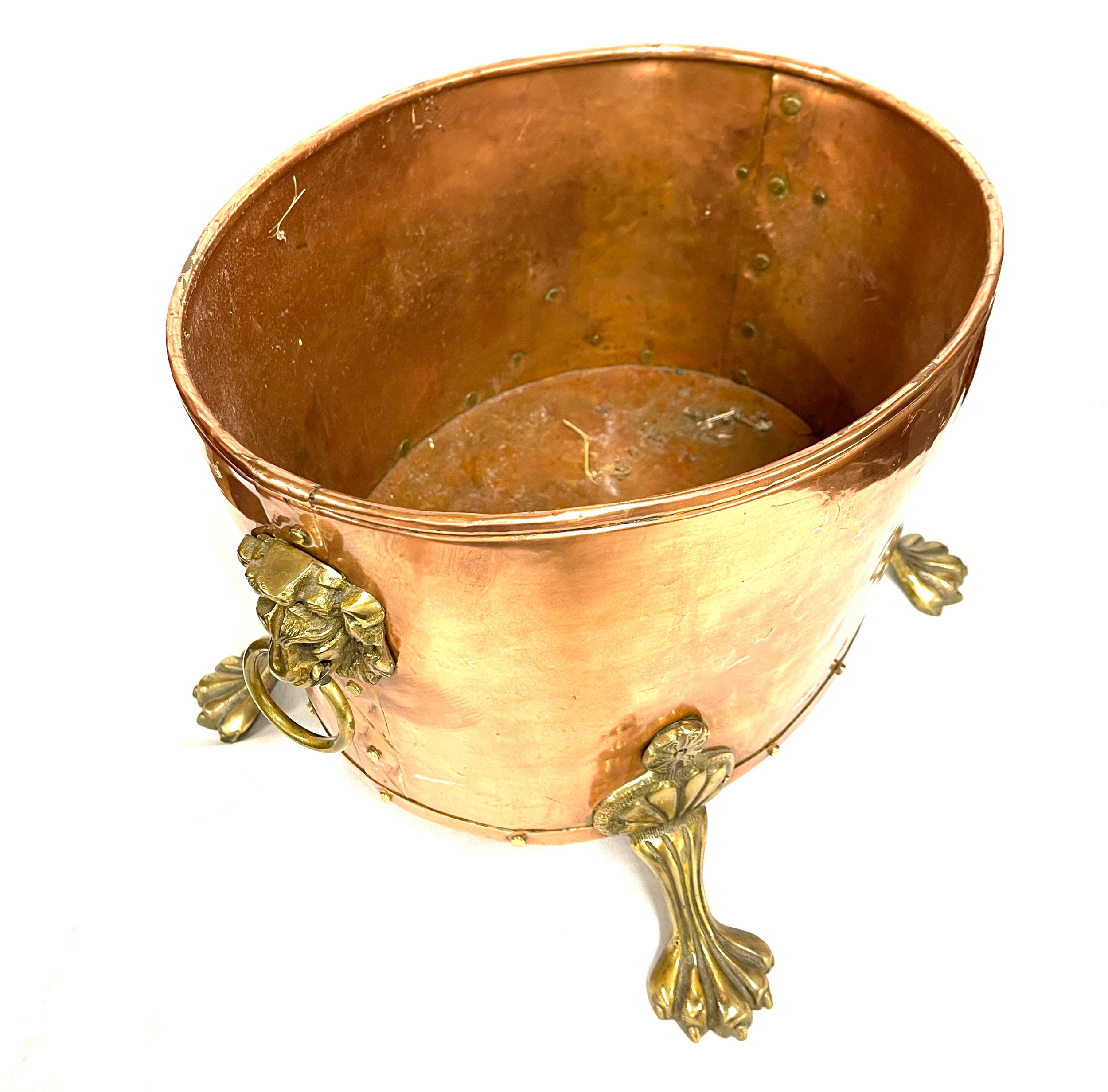 Antique copper log bin with brass claw feet and lion's heads Height 30cm, Width 32 cms - Image 6 of 6