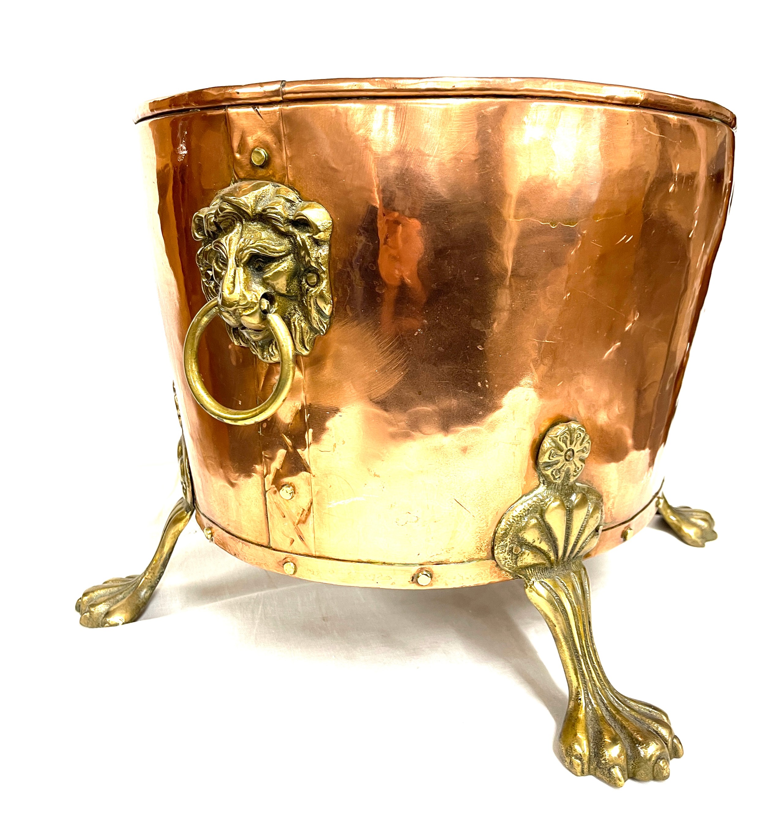 Antique copper log bin with brass claw feet and lion's heads Height 30cm, Width 32 cms - Image 4 of 6