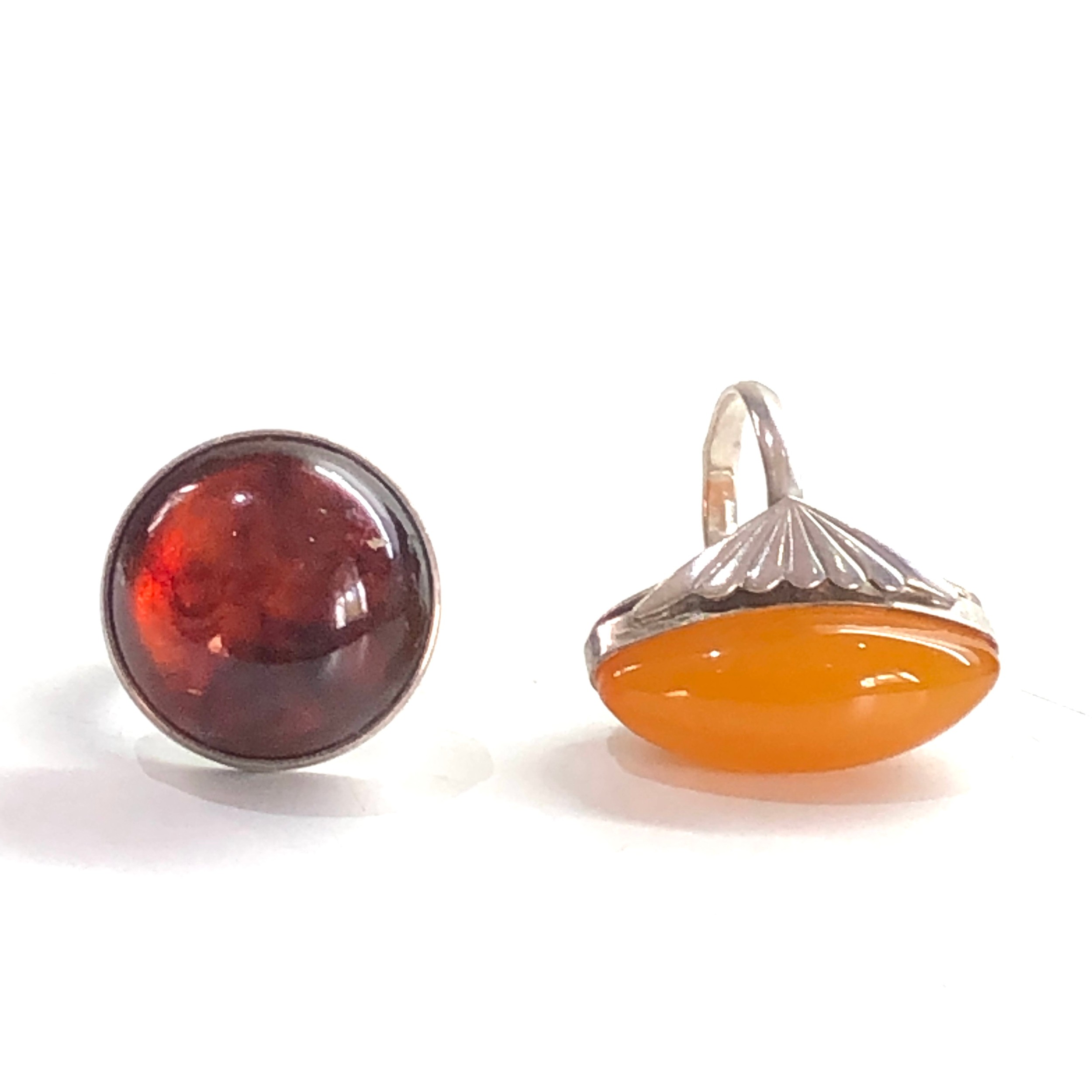 2 silver & amber set rings - Image 2 of 3