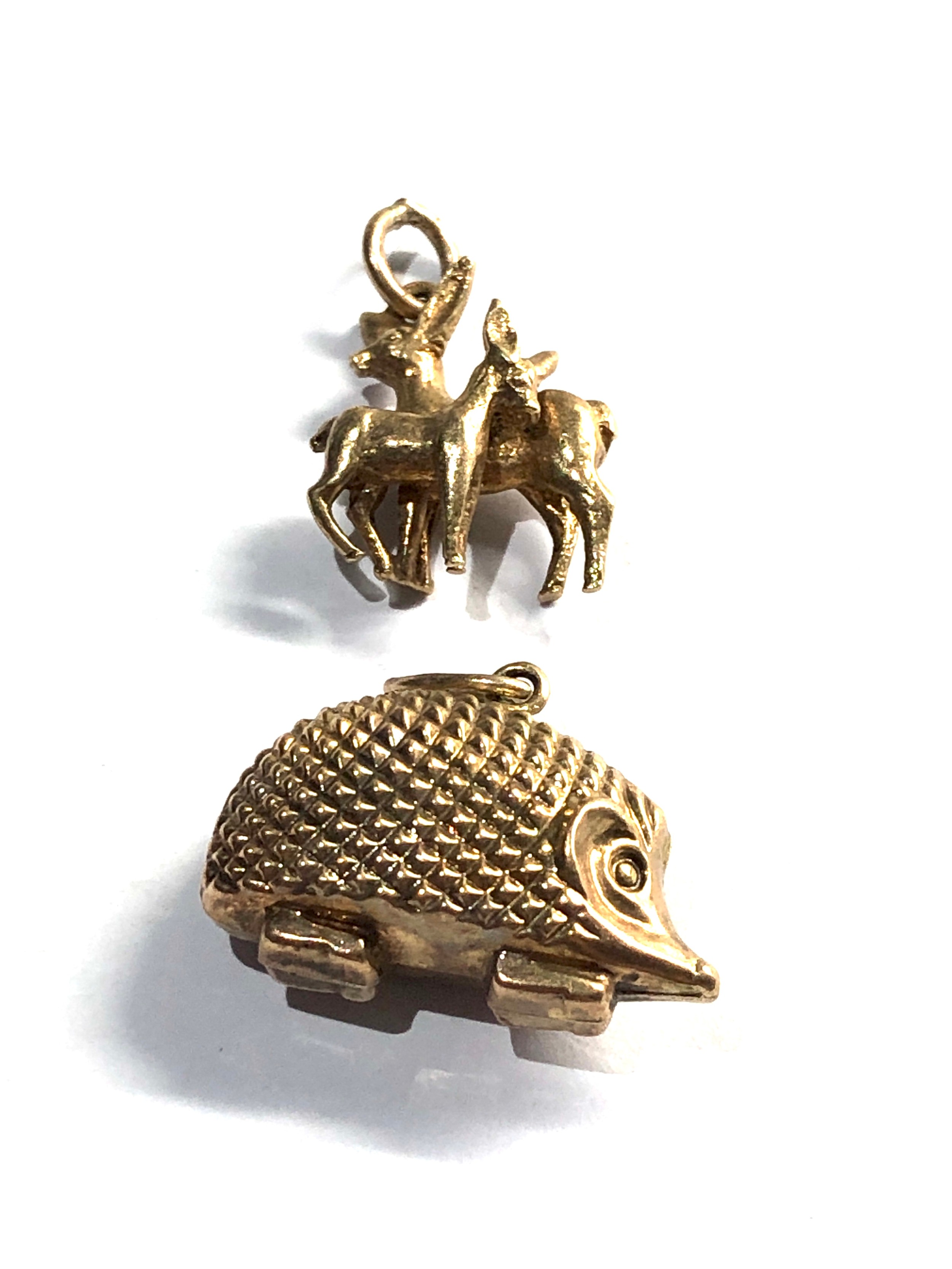 2 x 9ct gold vintage hedgehog & deer doe with fawn charms (3g)