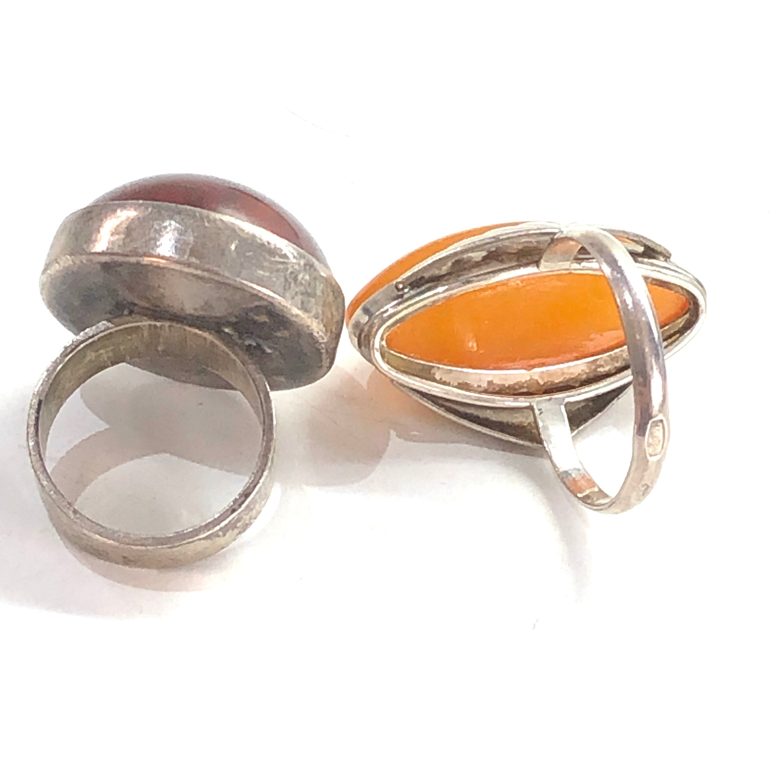 2 silver & amber set rings - Image 3 of 3