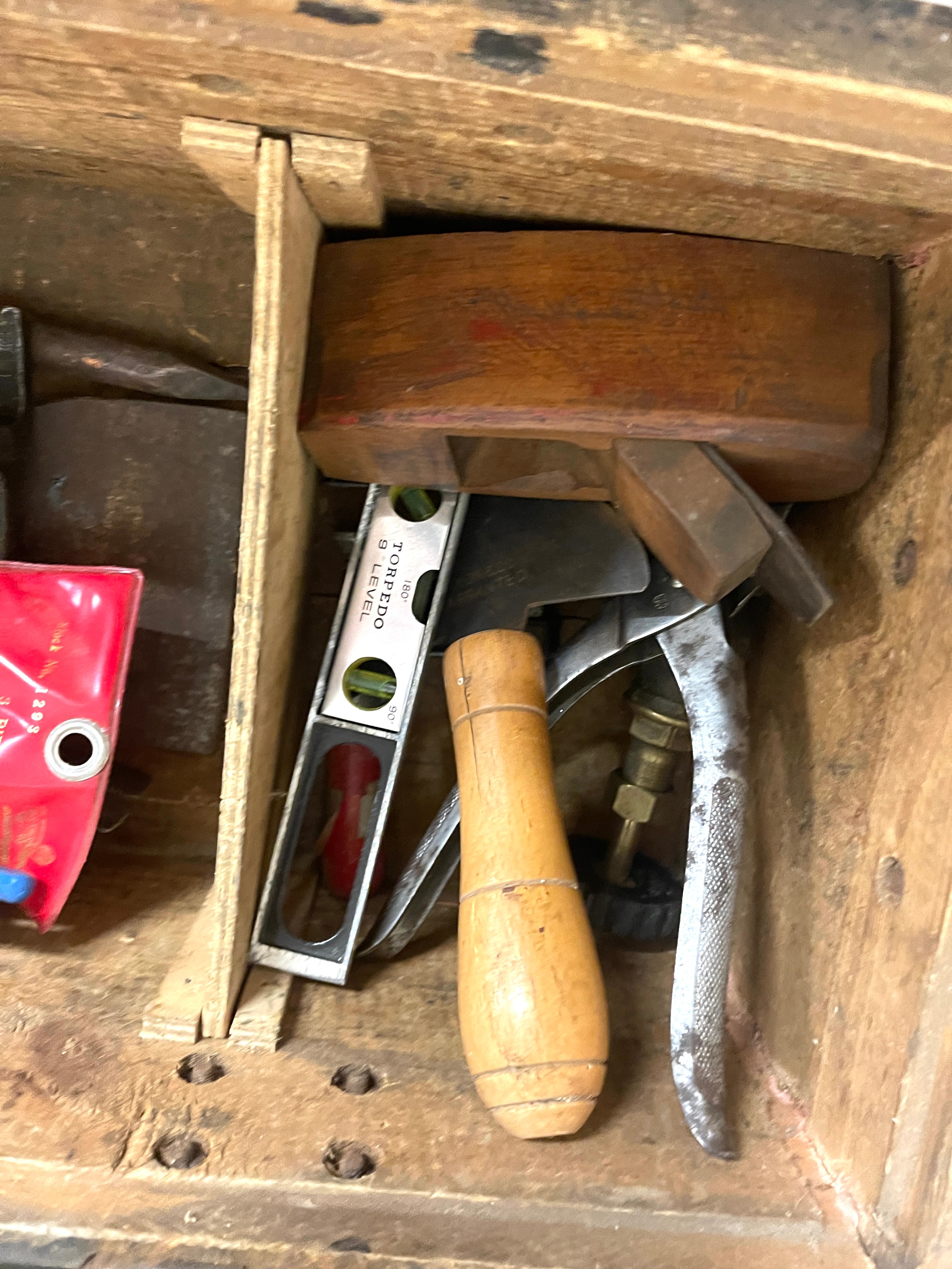 Vintage wooden tool box with tools, to include saws, planes etc - Image 5 of 5