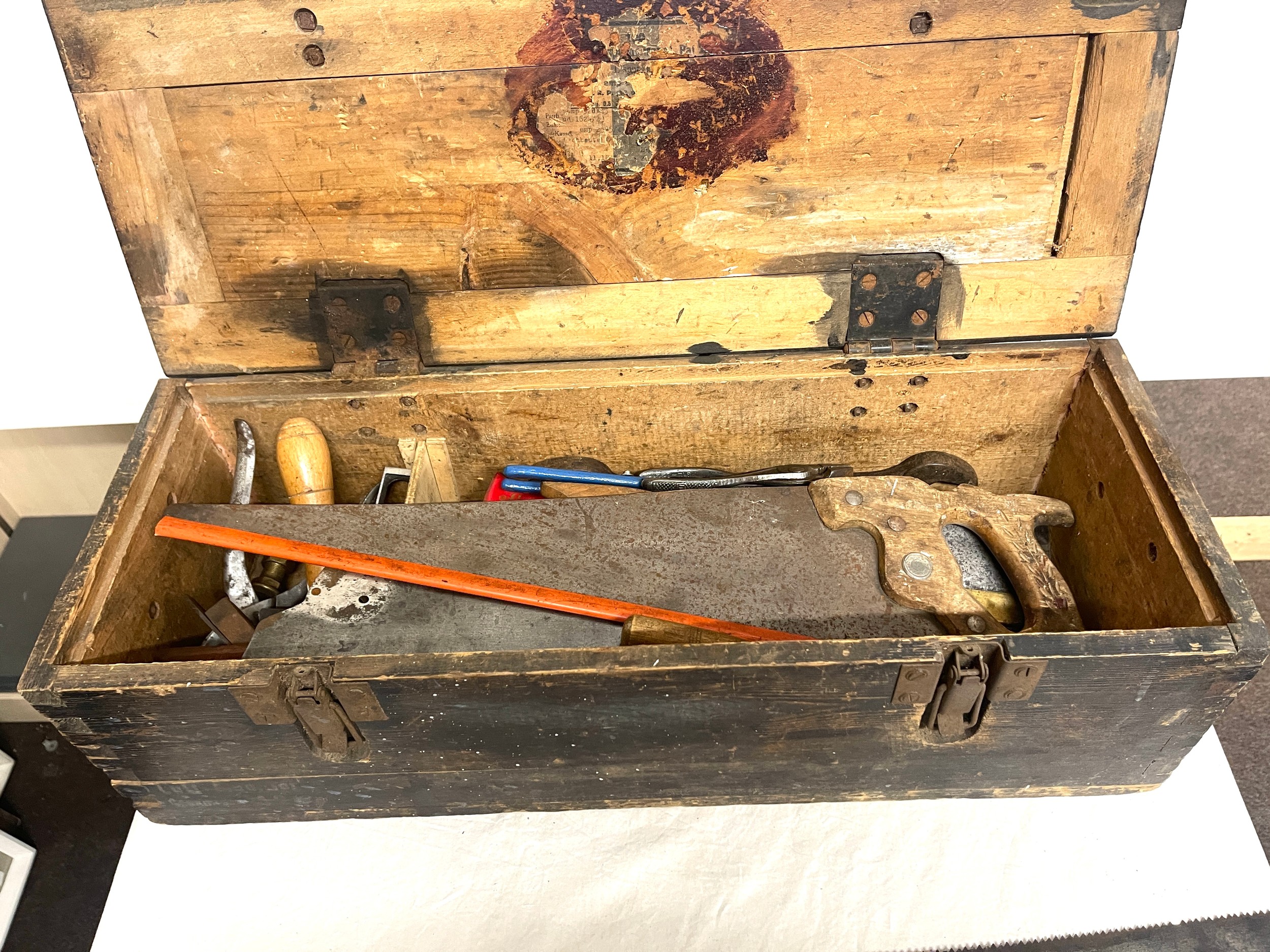 Vintage wooden tool box with tools, to include saws, planes etc - Image 3 of 5