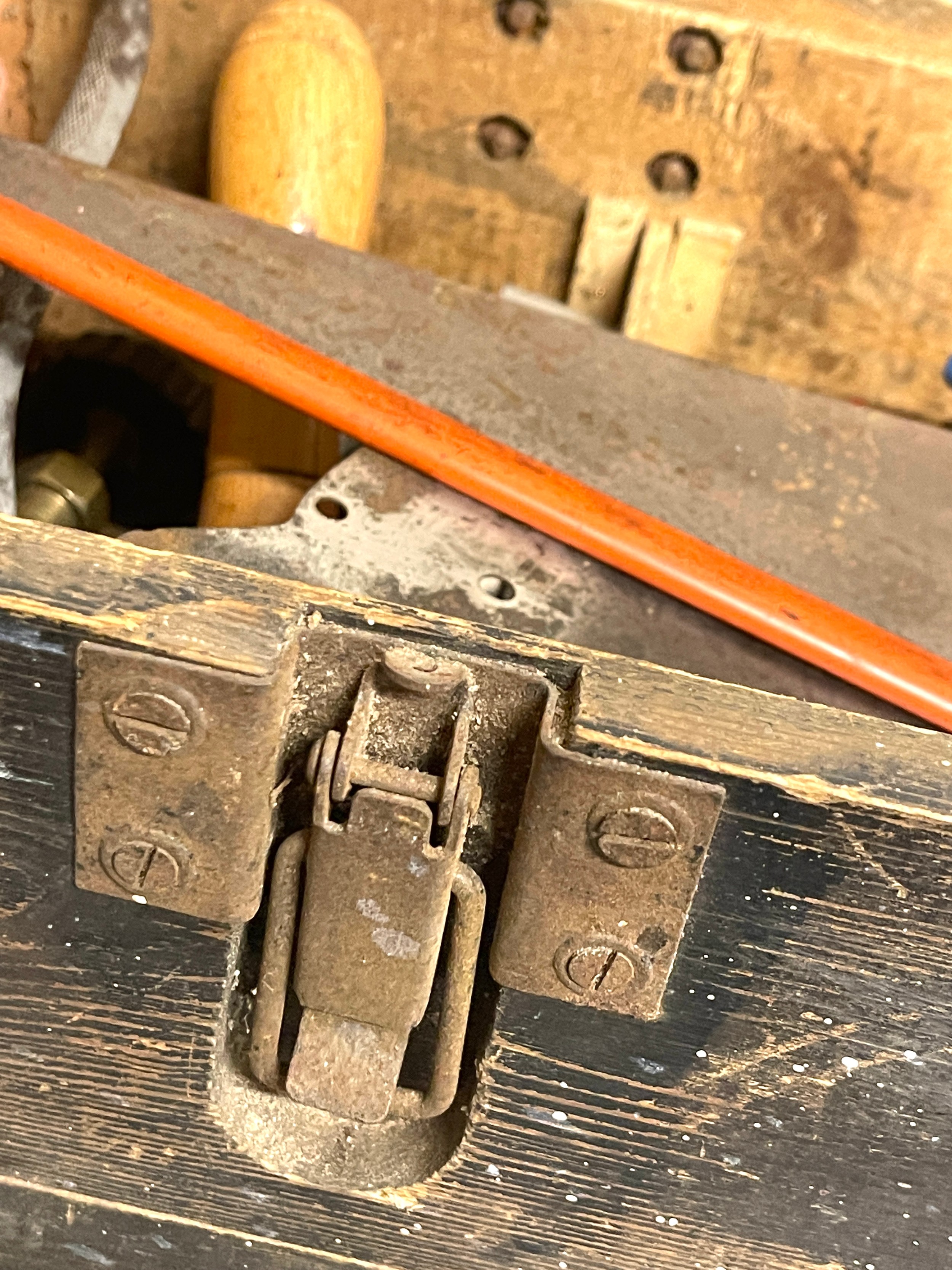 Vintage wooden tool box with tools, to include saws, planes etc - Image 2 of 5