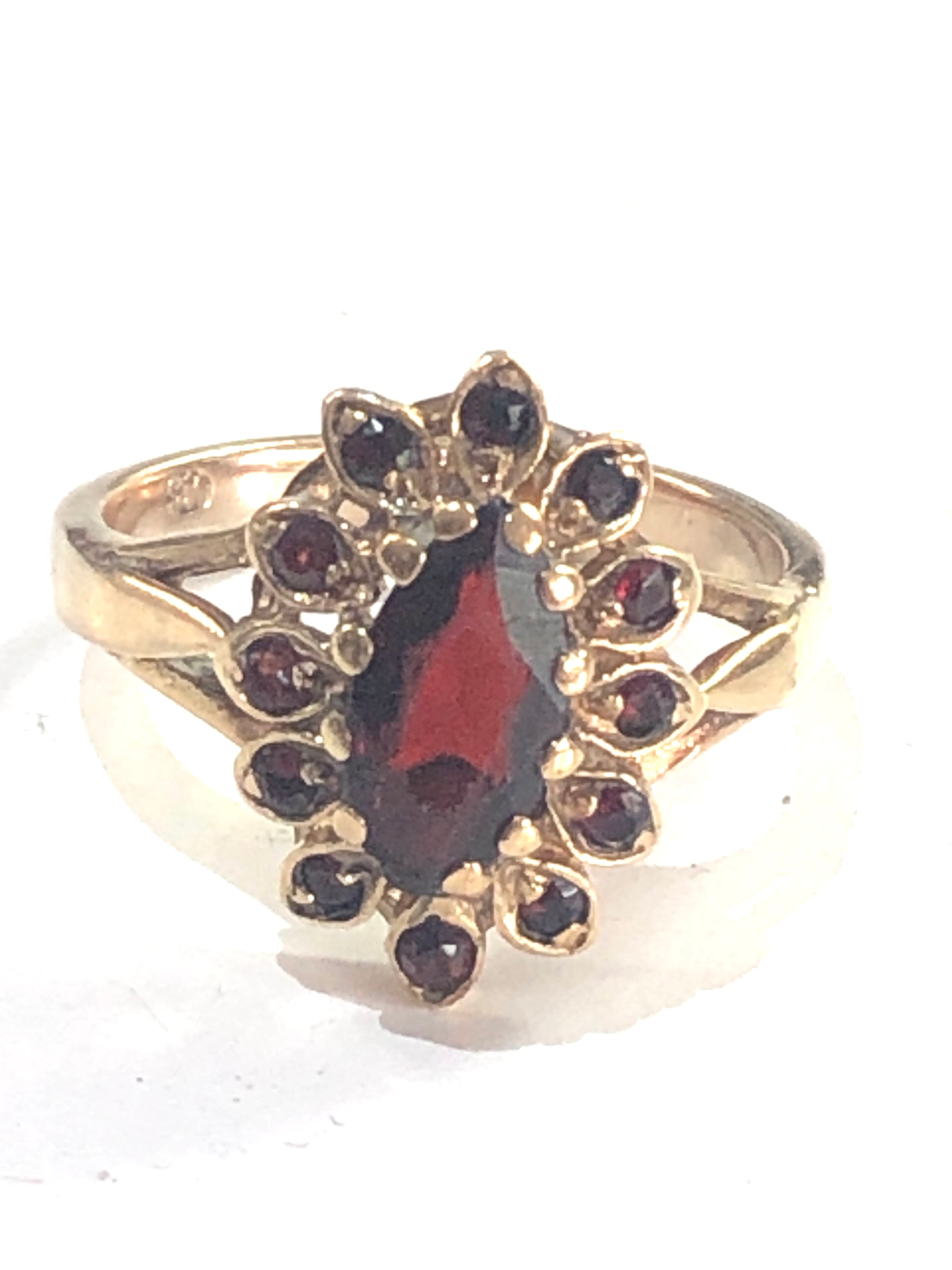 9ct gold garnet ring weight 3.5g chip and wear to garnets