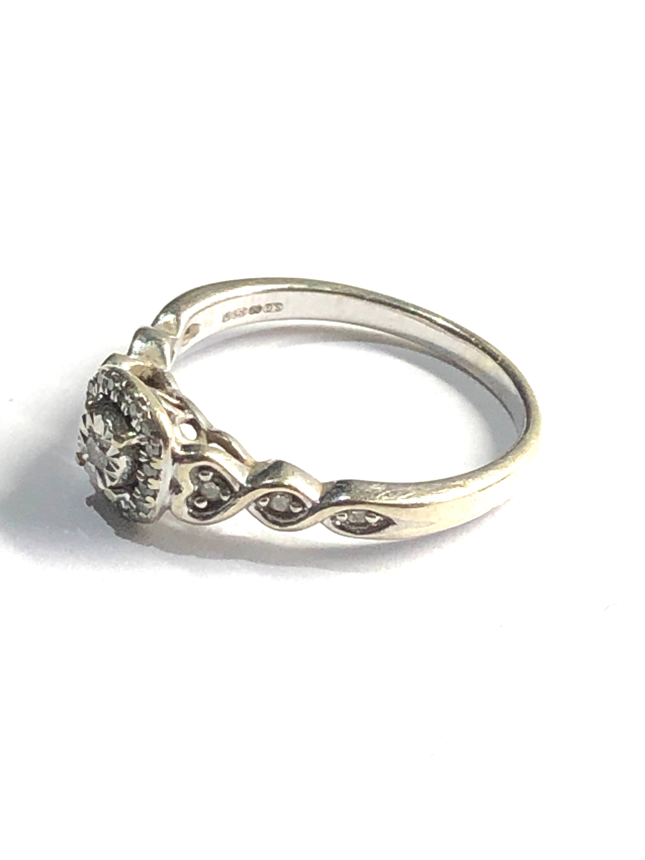 9ct white gold diamond ring weight 2.6g 0.10ct diamonds - Image 2 of 3