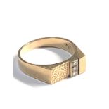 9ct gold vintage diamond three stone textured ring (6.3g)