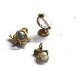 3 x 9ct gold vintage pearl & crystal set charms inc. frog, globe and eagle talon (3.6g)