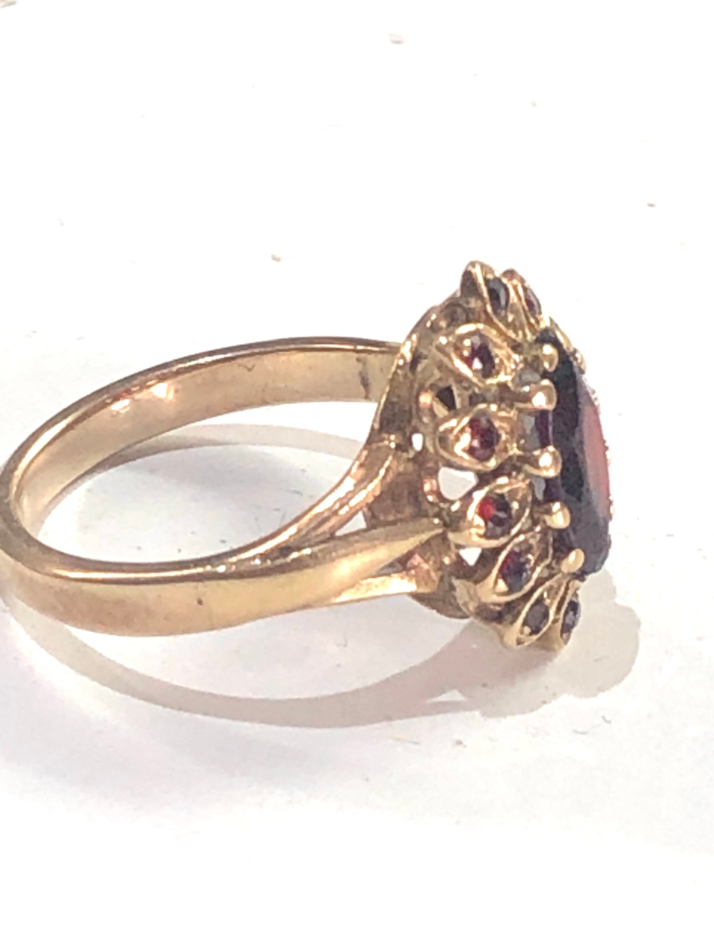 9ct gold garnet ring weight 3.5g chip and wear to garnets - Image 3 of 3