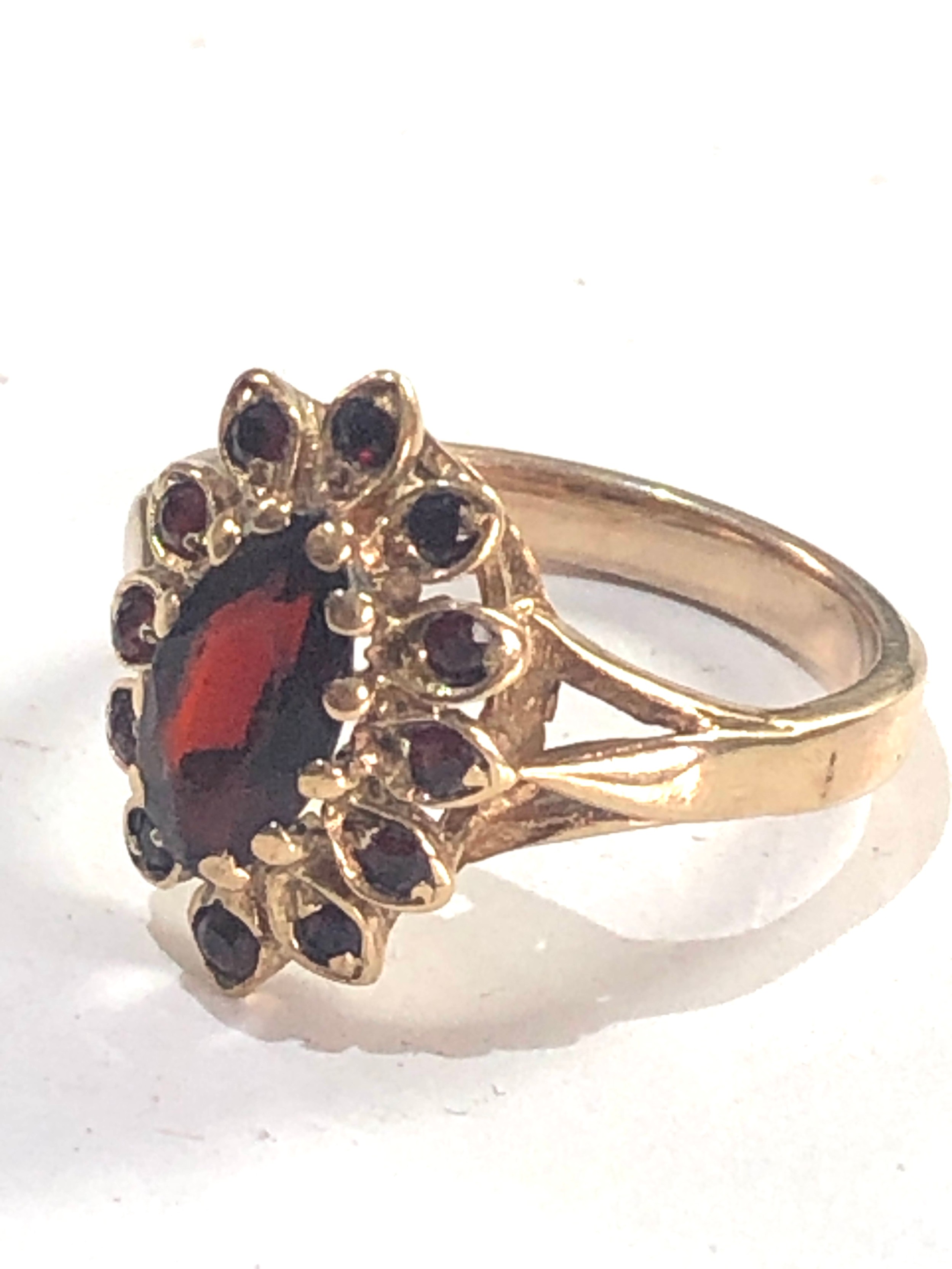 9ct gold garnet ring weight 3.5g chip and wear to garnets - Image 2 of 3