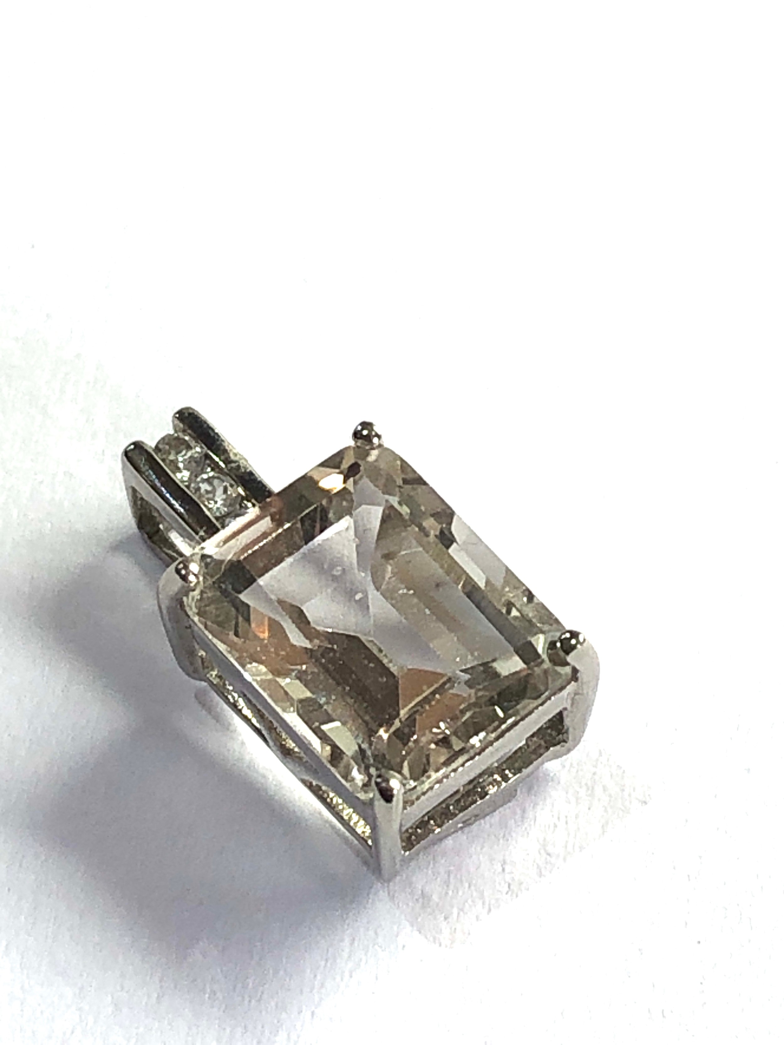 9ct white gold ukrainian white topaz pendant 1.8g