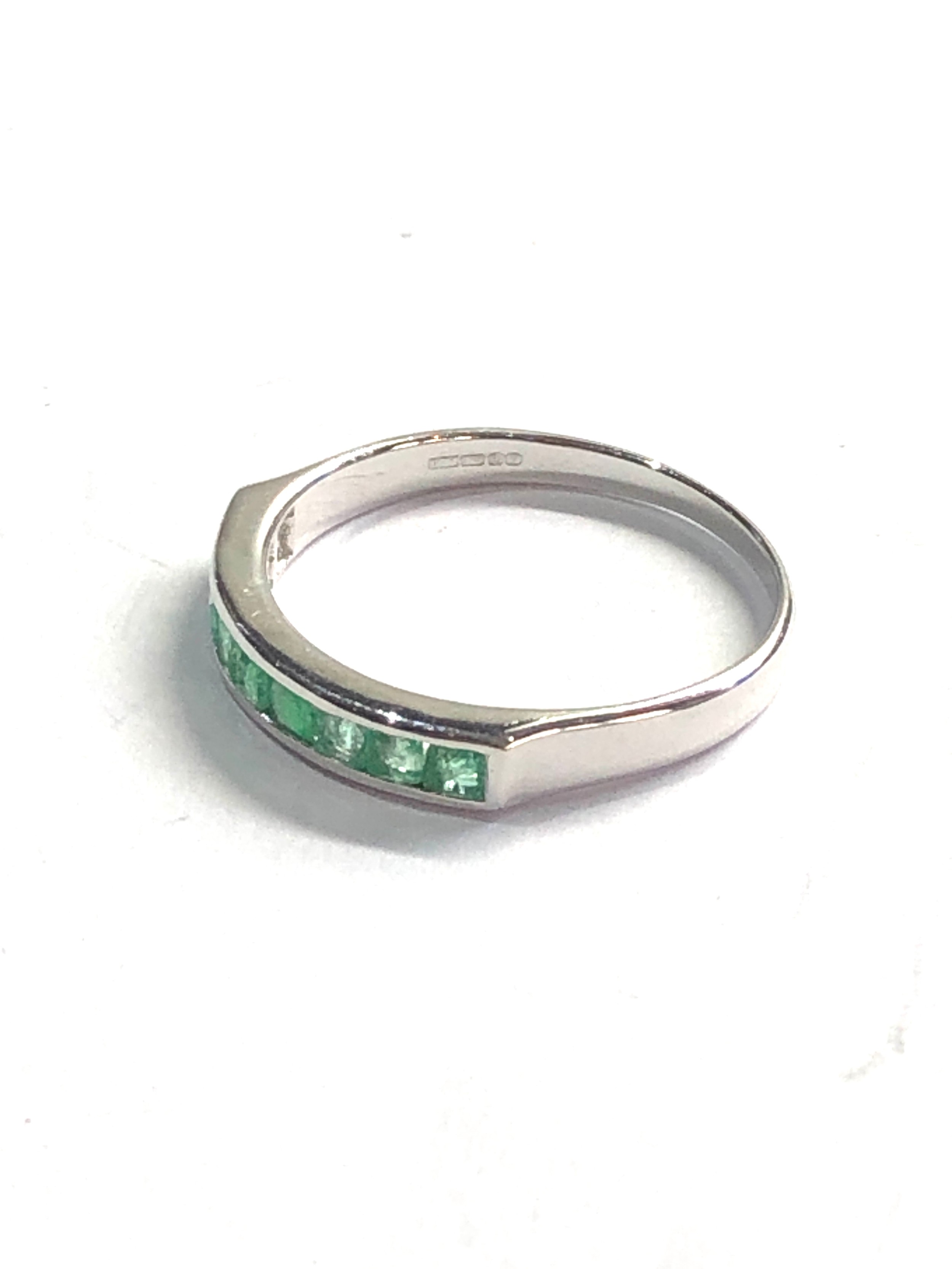 9ct white gold emerald half eternity ring (1.6g) - Image 2 of 2
