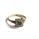 9ct gold green stone dress ring (2.1g)