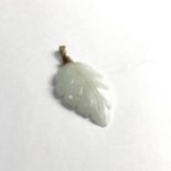 9ct gold vintage jadeite carved leaf pendant (9.4g)