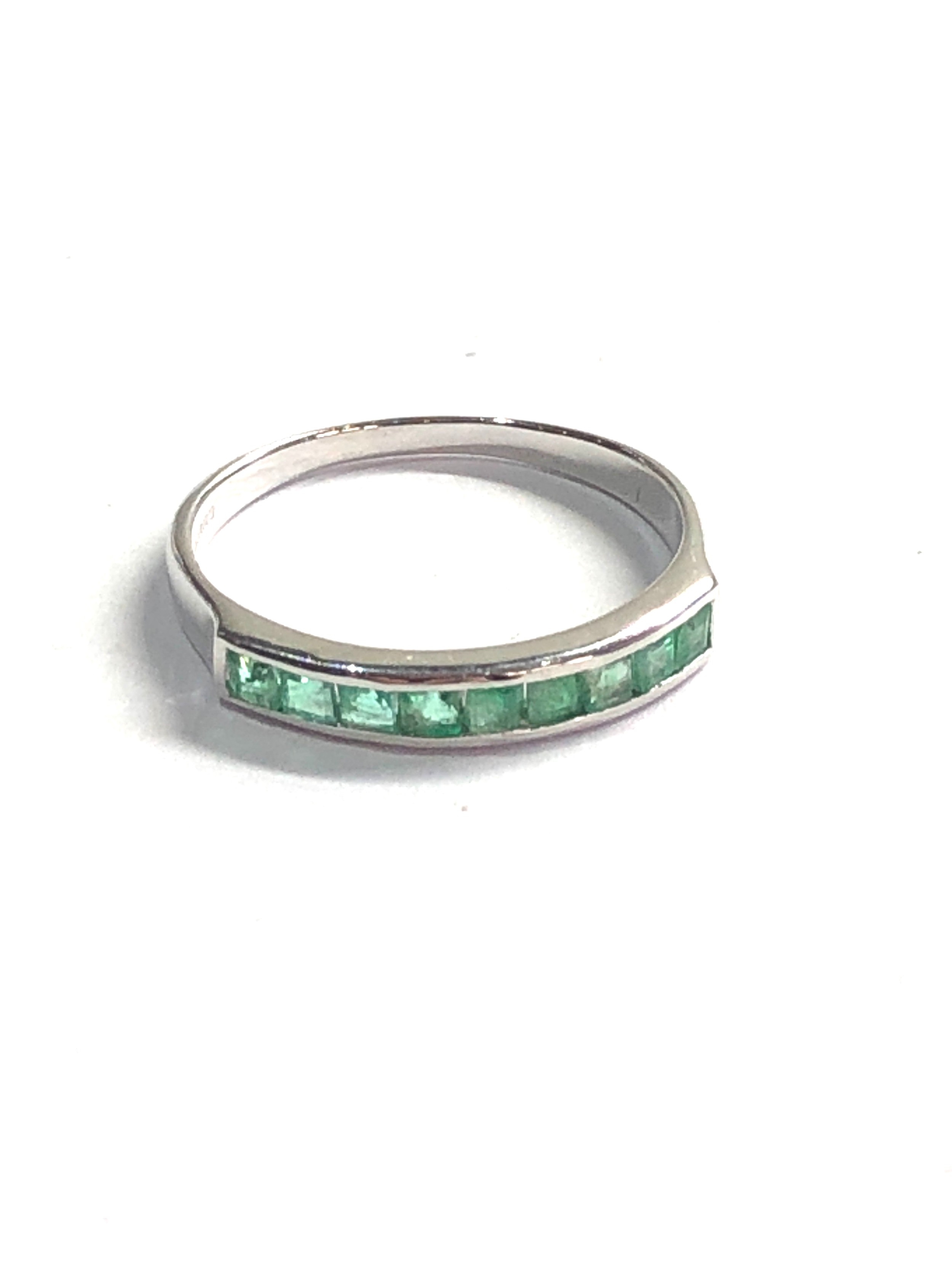 9ct white gold emerald half eternity ring (1.6g)
