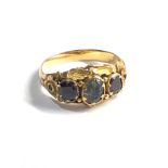 18ct gold antique aquamarine & garnet three stone ring (3.3g)