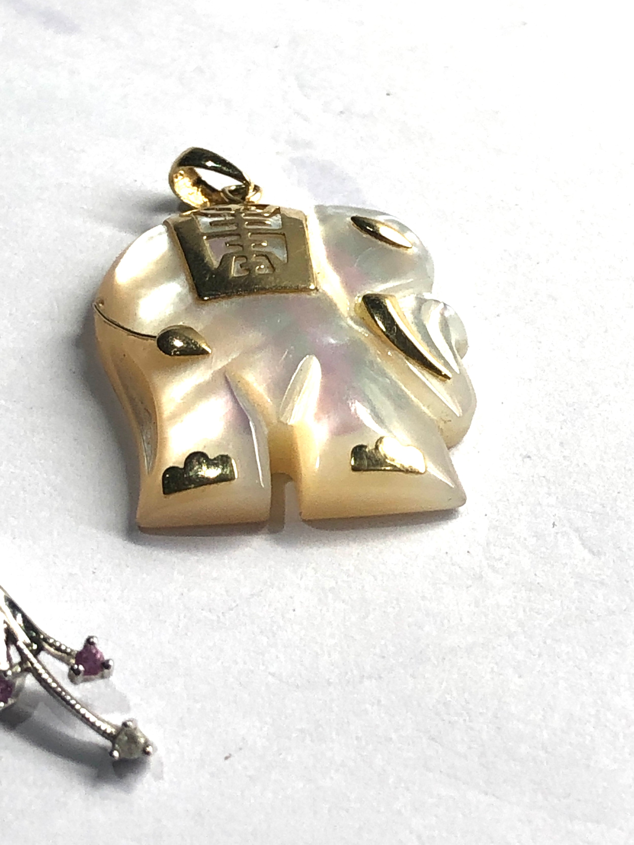 9ct gold pendants includes pink sapphire & diamond pearl & diamond mother of pearl elephant - Image 3 of 3