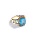 9ct gold topaz & aquamarine ring weight 3.9g