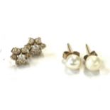 2 Pairs of ladies earrings, ( one stone set, 1 pearl set), approximate total weight 1.2g