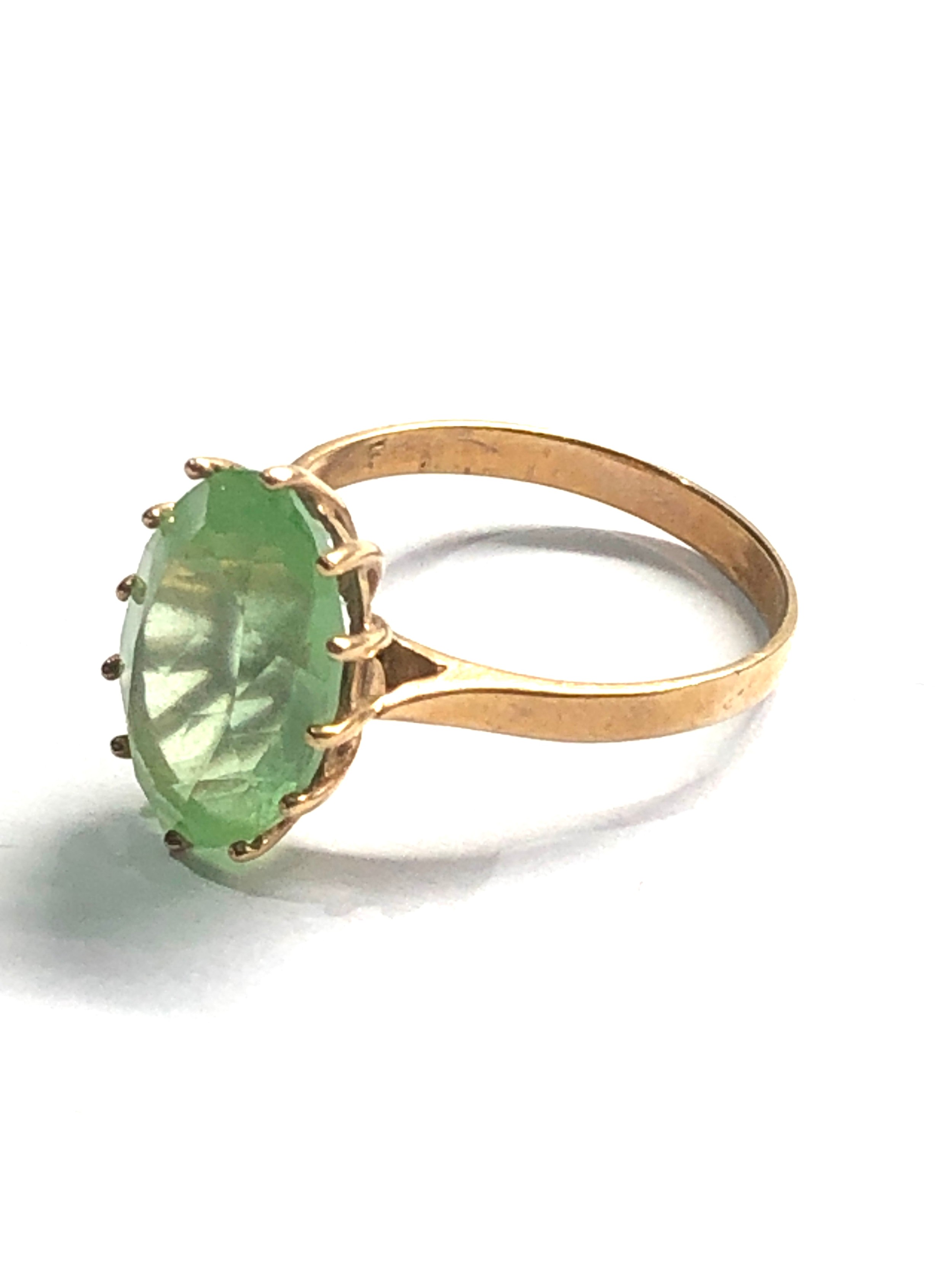 9ct gold vintage green paste stone cocktail ring (2.8g) - Image 2 of 3