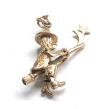 9ct gold articulated gem set witch on broom charm / pendant weight 4.5g