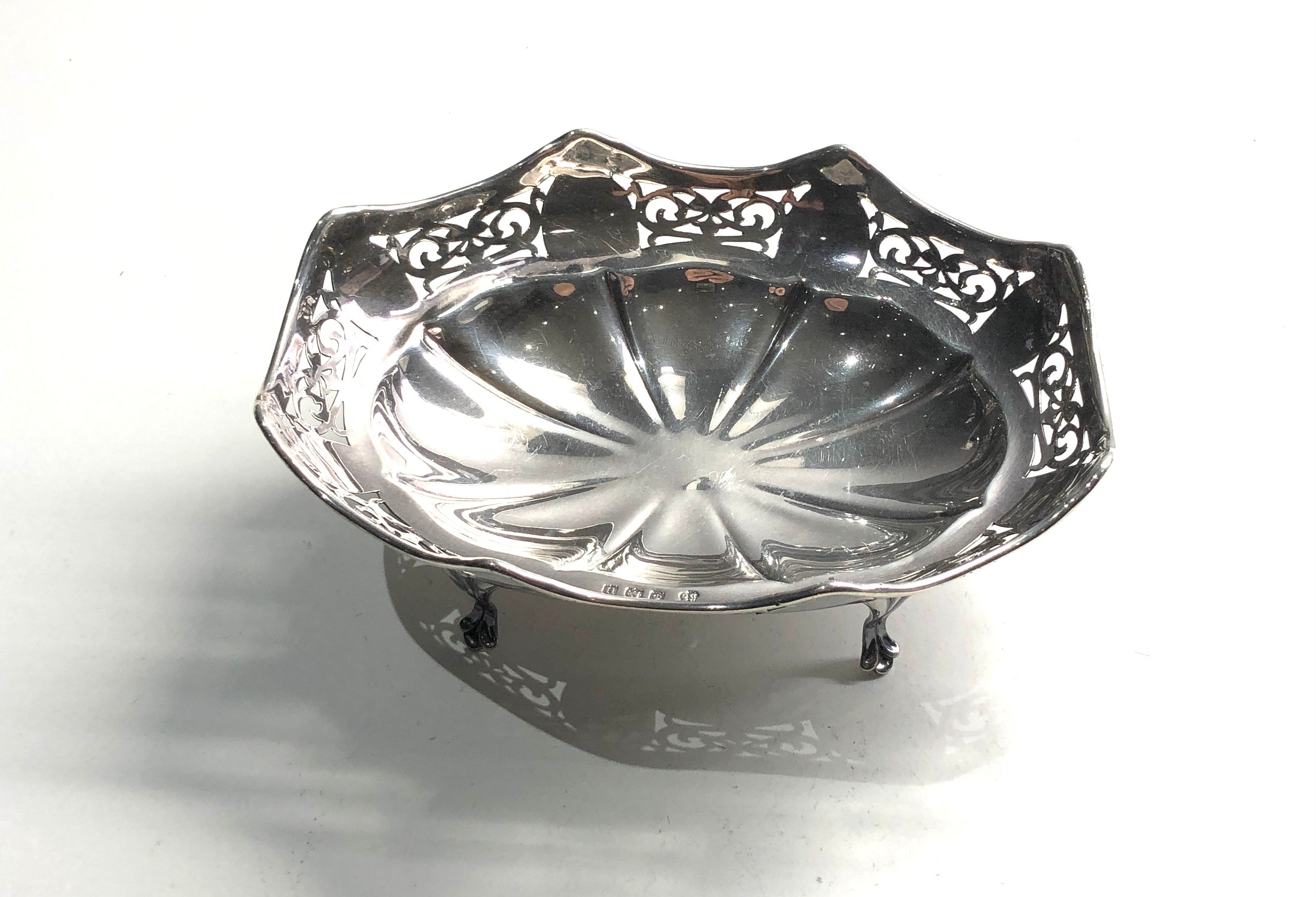 Pierced silver sweet dish measures approx 13cm by 10cm height 5cm weight 96g - Image 2 of 4