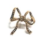 Gold Victorian seed pearl set bow ribbon brooch (5.4g)